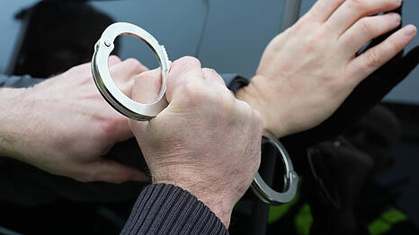 Zivilfahnder haben in Harlaching drei M&auml;nner festgenommen, die sich als Polizisten ausgaben. (Symbolbild)