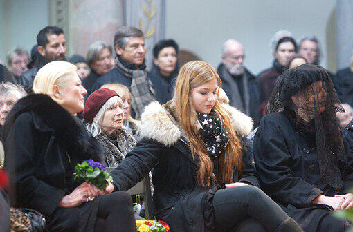 Die trauernde Lebensgefährtin Susanne Wiebe (l.) mit der Bachmayer-Family in der ersten Reihe.