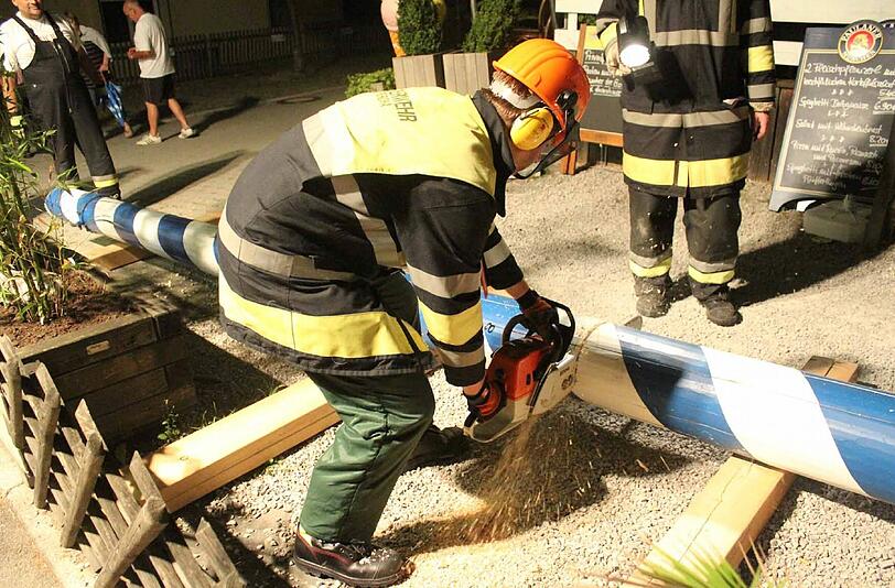 Der Maibaum musste von der Feuerwehr zersägt werden.