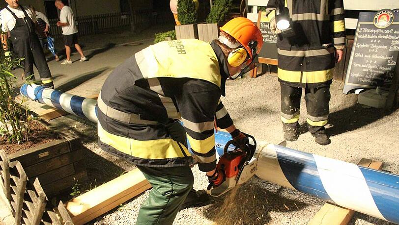 Der Maibaum musste von der Feuerwehr zersägt werden.