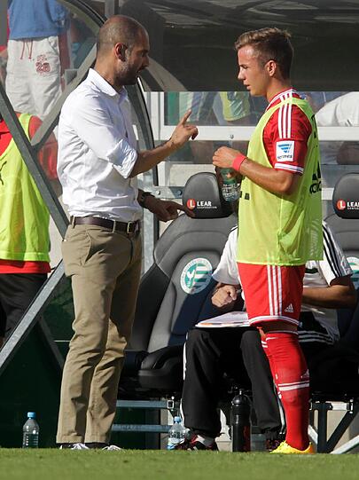 Pep Guardiola (l) und Mario Götze.