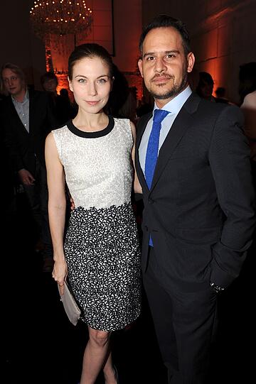 Nora von Waldstätten und Moritz Bleibtreu bei der BOSS-Party und Vernissage "A PERSONAL TOUCH - young photo journalists at the red carpet" im Rahmen der Berlinale im BOSS Store Berlin am Mittwoch.