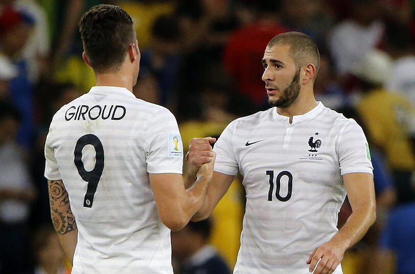 Handshake auf das Achtelfinale: Olivier Giroud und Karim Benzema.