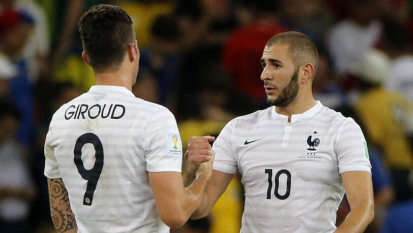 Handshake auf das Achtelfinale: Olivier Giroud und Karim Benzema. Handshake auf das Achtelfinale: Olivier Giroud und Karim Benzema.
