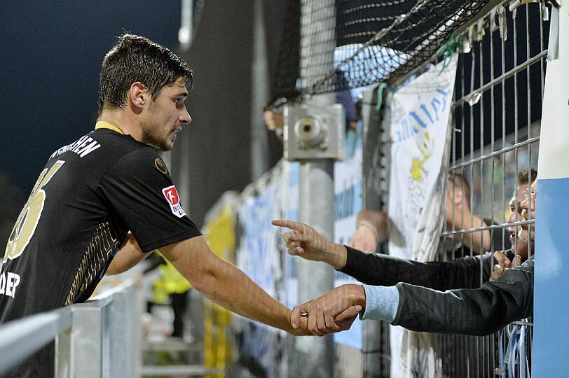 Kapitän Christopher Schindler spricht nach dem 0:2 in Aalen mit den Fans.