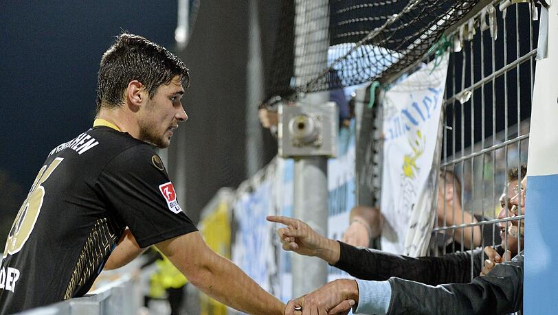 Kapitän Christopher Schindler spricht nach dem 0:2 in Aalen mit den Fans. Kapitän Christopher Schindler spricht nach dem 0:2 in Aalen mit den Fans.