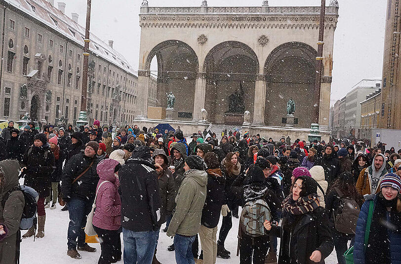Bei der Feldherrnhalle am Odeonsplatz trafen sich am Dienstag über 300 Demonstranten, um gemeinsam ihre Stimmen gegen Fremdenfeindlichkeit zu erheben.