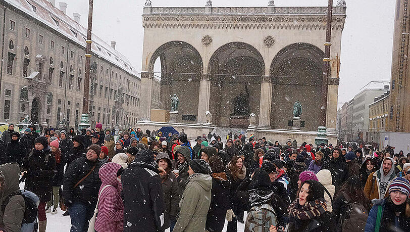 Bei der Feldherrnhalle am Odeonsplatz trafen sich am Dienstag über 300 Demonstranten, um gemeinsam ihre Stimmen gegen Fremdenfeindlichkeit zu erheben.