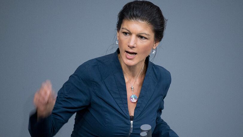 Die Fraktionschefin der Linken, Sahra Wagenknecht, hält den geplanten Bundeswehreinsatz gegen den IS für grundfalsch und gefährlich. Die Fraktionschefin der Linken, Sahra Wagenknecht, hält den geplanten Bundeswehreinsatz gegen den IS für grundfalsch und gefährlich.