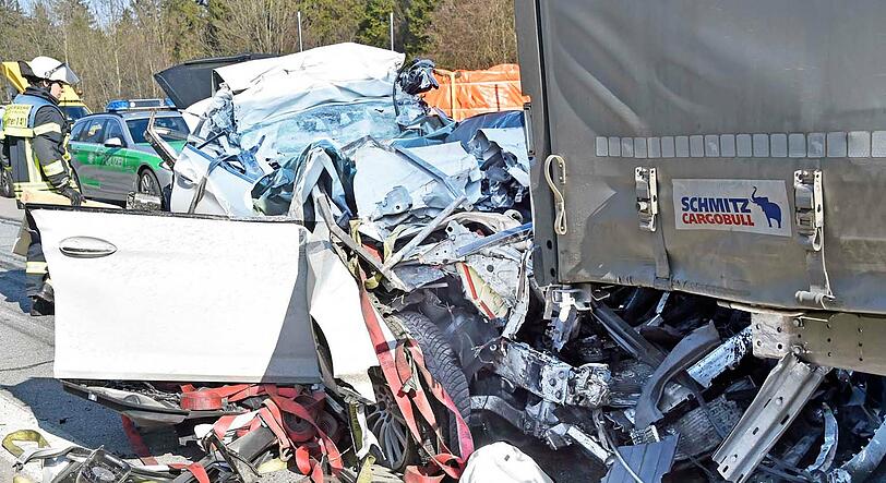 Der Werkstestwagen verkeilte sich unter dem Lkw. Für den Fahrer kam jede Hilfe zu spät.