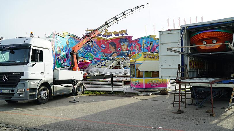 Bereits am Tag nach dem Wiesn-Kehraus haben die Abbau- und Aufräumarbeiten auf dem Oktoberfestgelände begonnen.
