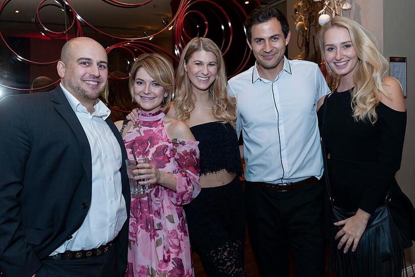 Viola Kraus (li., Teilnehmerin &bdquo;Der Bachelor&ldquo;), Janina Weschta (Teilnehmerin &bdquo;Der Bachelor&ldquo;, re.)