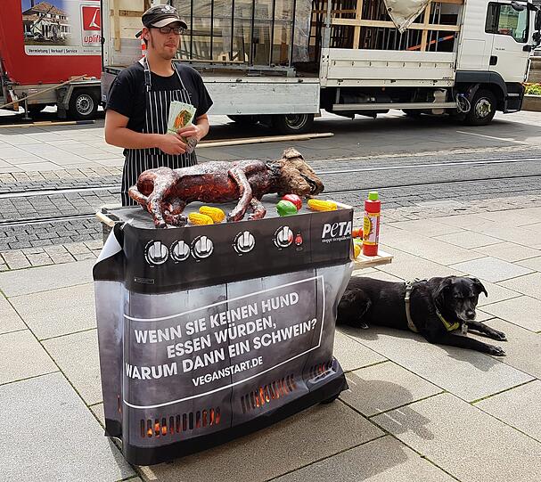 Krasse Aktion: Mit einer gegrillten Hundeattrappe löste PETA Deutschland in Jena Entsetzen bei den Betrachtern aus.