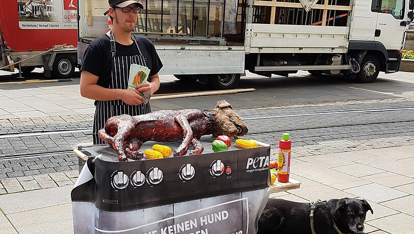 Krasse Aktion: Mit einer gegrillten Hundeattrappe löste PETA Deutschland in Jena Entsetzen bei den Betrachtern aus. Krasse Aktion: Mit einer gegrillten Hundeattrappe löste PETA Deutschland in Jena Entsetzen bei den Betrachtern aus.