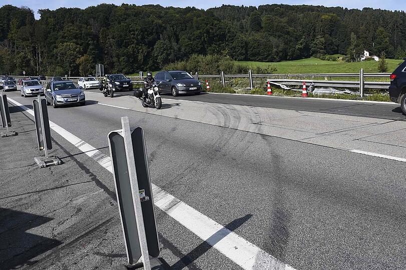 Auf der A8 Richtung Salzburg Höhe Irschenberg verunglückte ein Schwertransporter.