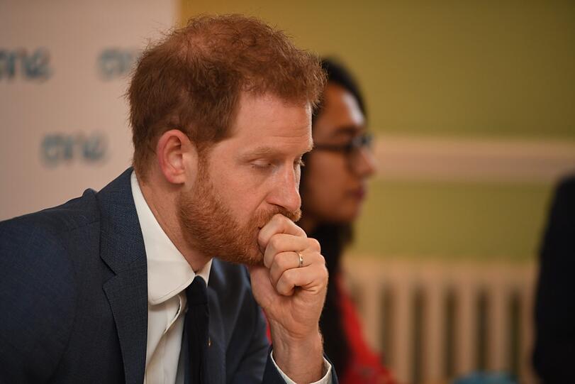 Harry gibt in der Dokumentation zu, dass das Verhältnis zu Bruder William angespannt ist und die beiden sich auf "unterschiedlichen Wegen" befänden. Laut öffentlicher Meinung ist auch hier Meghan schuld am Zwist der Brüder. William sei mit Harrys Wahl der Ehefrau nicht einverstanden, was zu Spannungen innerhalb der Familie führe.