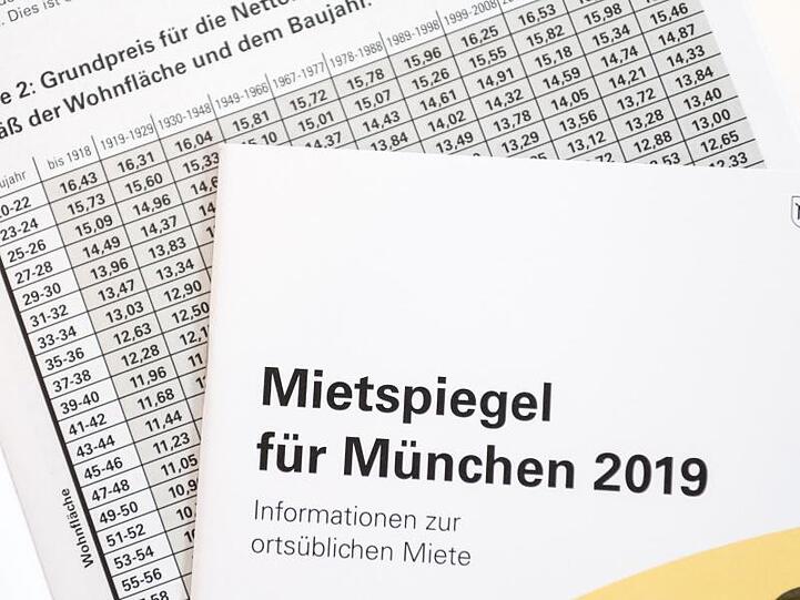 Der offizielle Mietspiegel für die bayerische Landeshauptstadt München 2019. Foto: Peter Kneffel/Archivbild