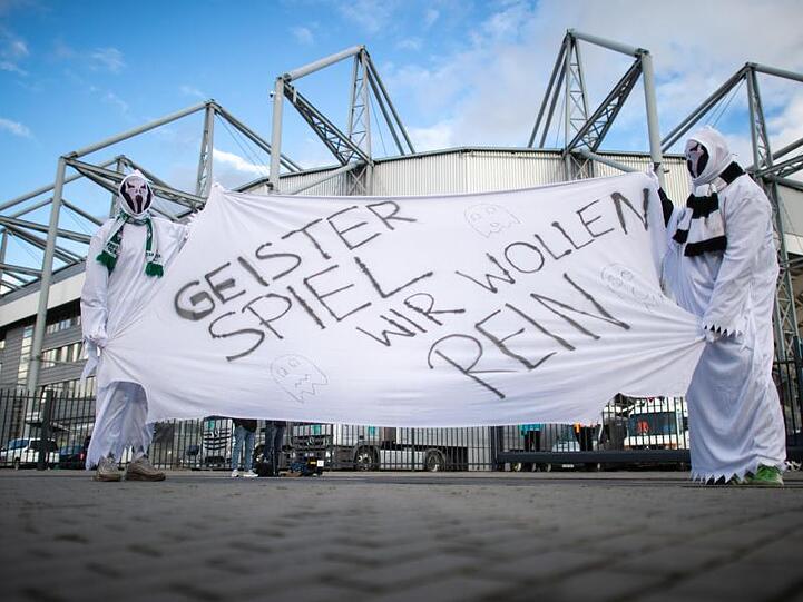Vor verschlossenen Toren: Zwei als Geist verkleidete Gladbach-Fans vor dem Stadion.