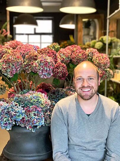 Moritz Kneucker, Handwerksmeister für Naturgestaltung, leitet Blumen Adler in der Nymphenburgerstraße. Das Floristikfachgeschäft gibt es schon seit 1930. Moritz Kneucker, Handwerksmeister für Naturgestaltung, leitet Blumen Adler in der Nymphenburgerstraße. Das Floristikfachgeschäft gibt es schon seit 1930.