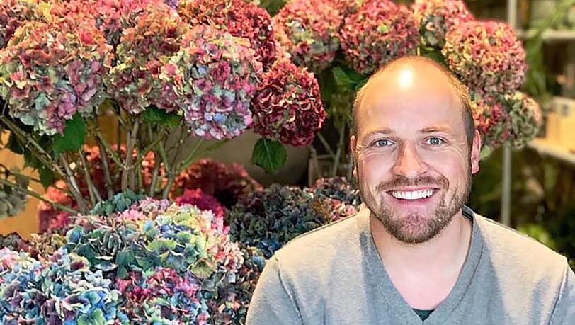 Moritz Kneucker, Handwerksmeister für Naturgestaltung, leitet Blumen Adler in der Nymphenburgerstraße. Das Floristikfachgeschäft gibt es schon seit 1930. Moritz Kneucker, Handwerksmeister für Naturgestaltung, leitet Blumen Adler in der Nymphenburgerstraße. Das Floristikfachgeschäft gibt es schon seit 1930.