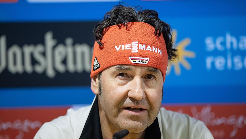 Horst Hüttel spricht bei einer Pressekonferenz.