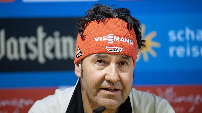 Horst Hüttel spricht bei einer Pressekonferenz.