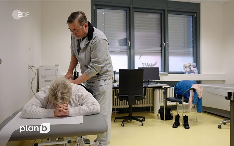 R&uuml;ckenpatientin Karin l&auml;sst sich von Neurochirurg Torsten Eichenauer untersuchen.