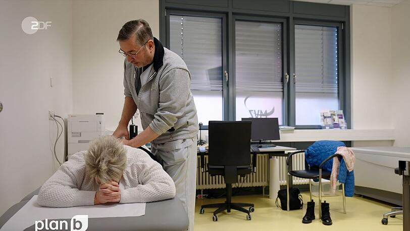 R&uuml;ckenpatientin Karin l&auml;sst sich von Neurochirurg Torsten Eichenauer untersuchen.