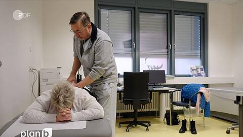 R&uuml;ckenpatientin Karin l&auml;sst sich von Neurochirurg Torsten Eichenauer untersuchen.
