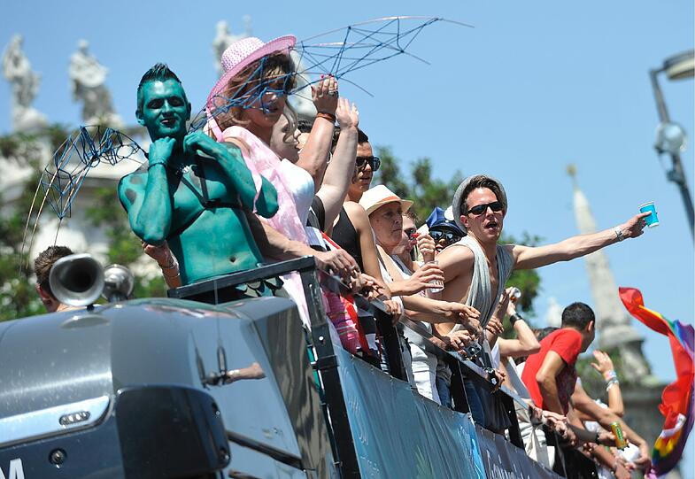 Feiern, was das Zeug hält: Schwule, Lesben und Transgender feiern den Christopger Street Day 2011 auf Münchens Straßen