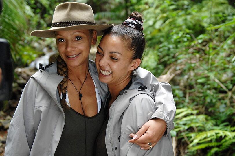 Auch am zehnten Tag im Dschungelcamp hält MIcaela Schäfer nicht viel von Kleidung - stattdessen bewältigt sie die Ekelprüfung so gut wie nackt. Jazzy, Radost und Brigitte rotten sich nach dem Abgang von Ramona zusammen, letztere spendiert den ausgezerrten Mitcampern zum Abschied nicht einmal ihre letzten Zigaretten - und am Ende geht überraschend keiner. Die besten Bilder von Tag 10 im Dschungelcamp.