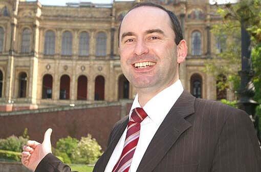 Da lacht er noch: Freie Wähler-Chef Hubert Aiwanger vor dem Landtag.