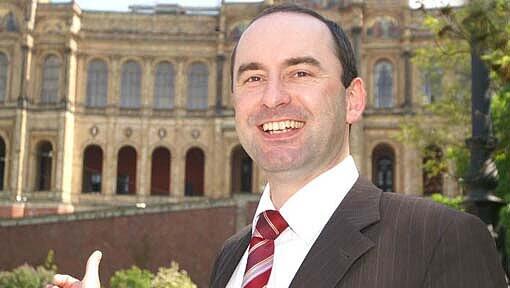 Da lacht er noch: Freie Wähler-Chef Hubert Aiwanger vor dem Landtag. Da lacht er noch: Freie Wähler-Chef Hubert Aiwanger vor dem Landtag.