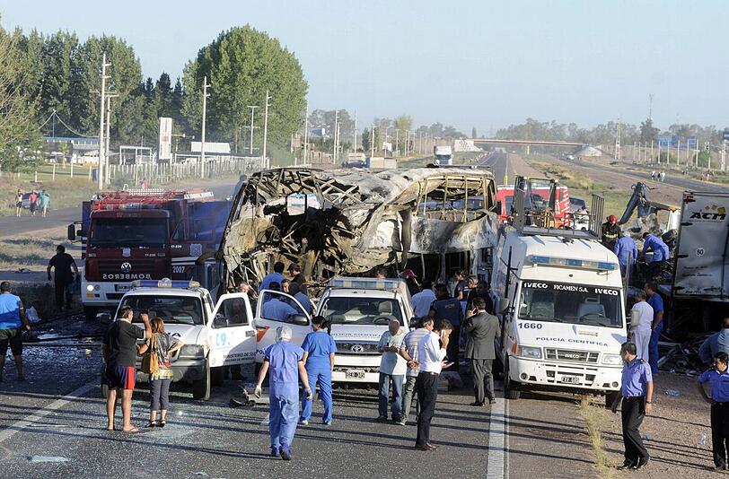 Die Unfallstelle in Argentinien: In dem ausgebrannten Bus starben auch zwei Frauen aus Augsburg.