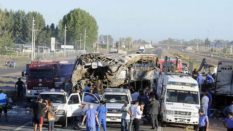 Die Unfallstelle in Argentinien: In dem ausgebrannten Bus starben auch zwei Frauen aus Augsburg. Die Unfallstelle in Argentinien: In dem ausgebrannten Bus starben auch zwei Frauen aus Augsburg.