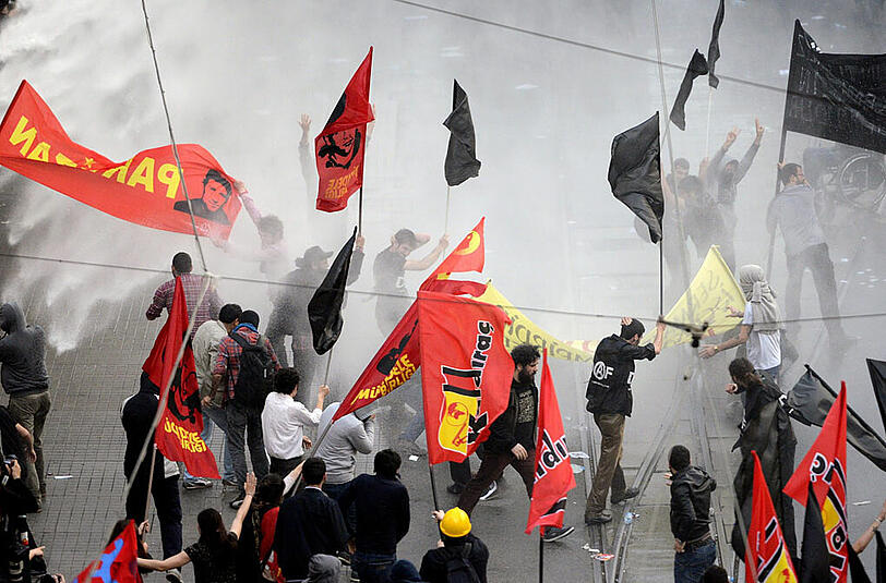 Tausende Menschen protestierten in Istanbul gegen Ministerpräsident Erdogan. Auslöser war das Grubenunglück im Westen der Türkei, bei dem mehr als 200 Bergleute ums Leben kamen.