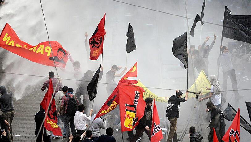 Tausende Menschen protestierten in Istanbul gegen Ministerpräsident Erdogan. Auslöser war das Grubenunglück im Westen der Türkei, bei dem mehr als 200 Bergleute ums Leben kamen. Tausende Menschen protestierten in Istanbul gegen Ministerpräsident Erdogan. Auslöser war das Grubenunglück im Westen der Türkei, bei dem mehr als 200 Bergleute ums Leben kamen.