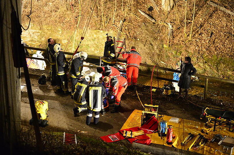 Schrecklicher Unfall bei Waging am See: Ein Auto fällt von einer Brücke. Die beiden Insassen werden schwer verletzt. Die Bilder von der Bergung...