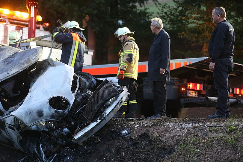 Zwei junge Männer sind mit ihrem Mini-Cooper frontal in einem Baum gekracht. Das Auto ging sofort in Flammen auf, die beiden 20-Jährigen verbrannten. Die Bilder.