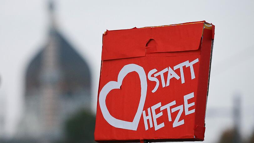 Der Zentralrat der Juden verurteilt massiv Hetze seitens Pegida und fordert ein härteres Durchgreifen der Behörden. Der Zentralrat der Juden verurteilt massiv Hetze seitens Pegida und fordert ein härteres Durchgreifen der Behörden.