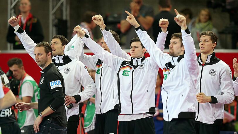 Die deutschen Handballer jubeln über die bisherigen zwei Siege gegen Schweden und Slowenien. Die deutschen Handballer jubeln über die bisherigen zwei Siege gegen Schweden und Slowenien.
