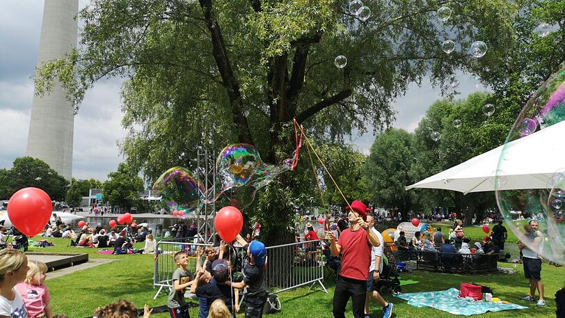 Das gemütliche Picknicken wurde von allerlei Aktionen wie etwa Riesenseifenblasenkünstlern begleitet.