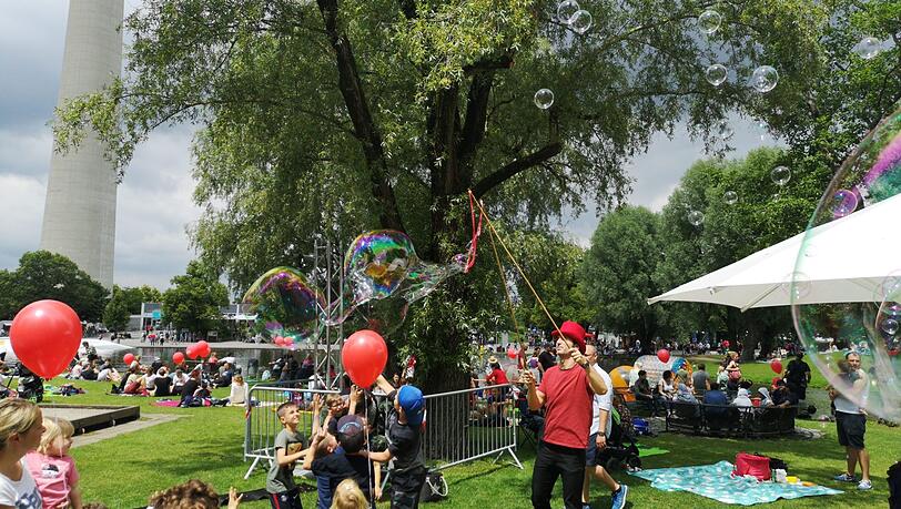 Das gemütliche Picknicken wurde von allerlei Aktionen wie etwa Riesenseifenblasenkünstlern begleitet. Das gemütliche Picknicken wurde von allerlei Aktionen wie etwa Riesenseifenblasenkünstlern begleitet.