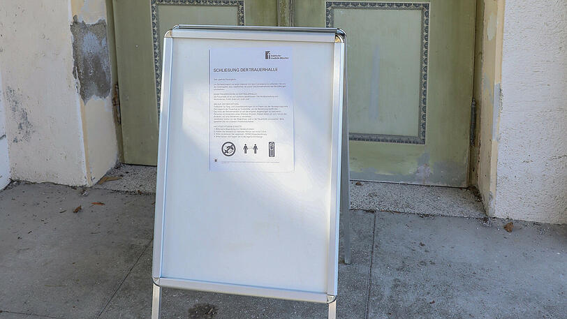 "Schließung der Trauerhalle" steht auf diesem Schild.