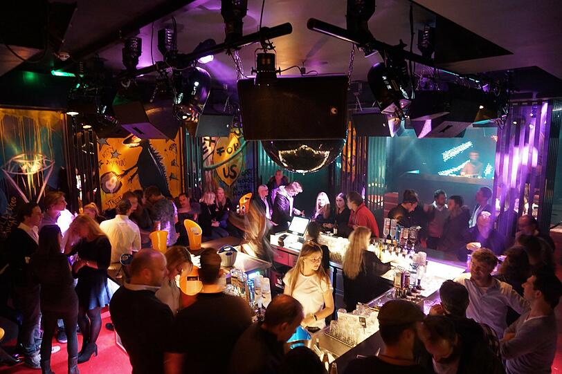 Über der Bar thront die Discokugel &ndash; drum herum wird getanzt.