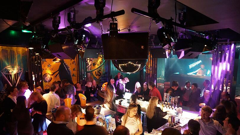 Über der Bar thront die Discokugel – drum herum wird getanzt. Über der Bar thront die Discokugel – drum herum wird getanzt.