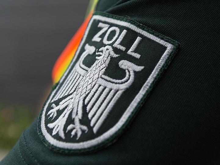 Das Wappen des Zolls ist auf einer Uniform zu sehen. Foto: picture alliance / dpa/Symbolbild