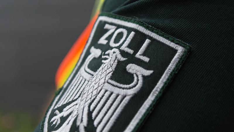 Das Wappen des Zolls ist auf einer Uniform zu sehen. Foto: picture alliance / dpa/Symbolbild Das Wappen des Zolls ist auf einer Uniform zu sehen. Foto: picture alliance / dpa/Symbolbild