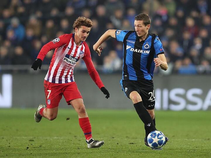 Antoine Griezmann (l) von Atletico Madrid im Zweikampf um den Ball gegen Hans Vanaken vom FC Brügge.