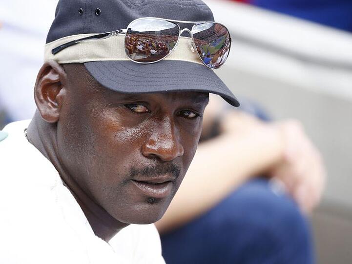 Auch Michael Jordan sprach der Familie des nach einem Poilizeieinsatz gestorbenen Afroamerikaners George Floyd sein Mitgefühl aus.